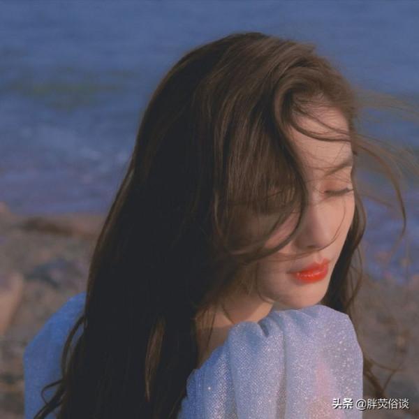 Angelababy ​​​​海邊一襲藍色長裙，完美側顏讓人心動