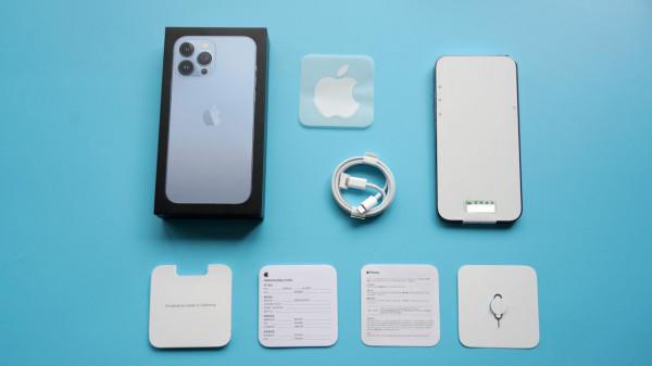 iphone 13 遠峰藍極簡開箱，給PRO MAX配MOMAX真挺搭
