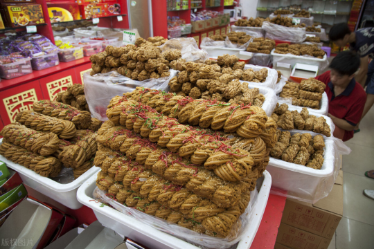 大廚教你做&OpenCurlyDoubleQuote;網紅大麻花&rdquo;，成本不到6塊錢，超市卻賣60多一斤