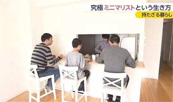 日本40歲主婦斷舍離上癮,家裡沙發桌子全都扔掉,只剩3把椅子? 日本40歲主婦斷舍離上癮,家裡沙發桌子全都扔掉,只剩3把椅子?