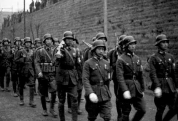 6千解放軍被3萬大軍圍困，一籌莫展，一地主挺身而出：我去退敵