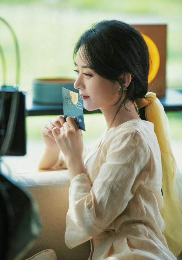 趙麗穎終於成熟了!中秋節造型“人淡如菊”,穿黃色優雅到骨子裡 趙麗穎終於成熟了!中秋節造型“人淡如菊”,穿黃色優雅到骨子裡