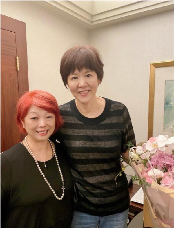 郎平退休後狀態真好,穿T恤還圍條花絲巾很精神,氣質越來越溫柔 郎平退休後狀態真好,穿T恤還圍條花絲巾很精神,氣質越來越溫柔