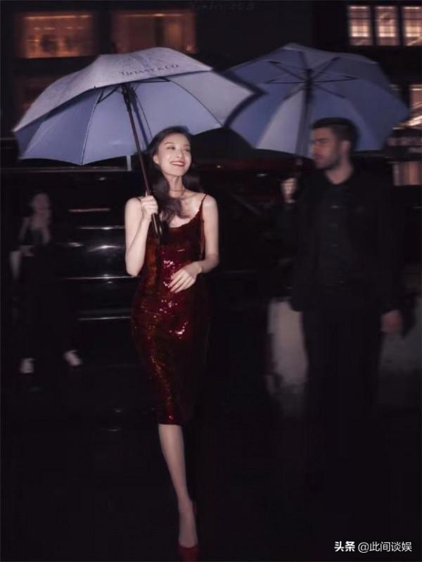 五位女藝人撐傘照，劉亦菲有書香氣，倪妮風情萬種