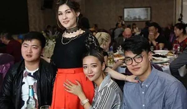 俄羅斯美女倒追中國窮小夥，不要彩禮也要嫁，沒車沒房仍幸福至今