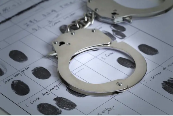 停車場躺著無名男屍,加拿大法醫靠一個輪胎印,步步為營找到真兇 停車場躺著無名男屍,加拿大法醫靠一個輪胎印,步步為營找到真兇