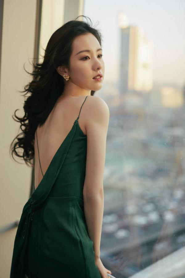 “最美校花”陳都靈穿墨綠長裙 港風十足