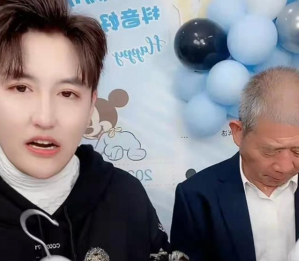 “天賜寶寶”已經2歲了，老兩口曾坦言吃穿不愁，如今帶娃賺錢？