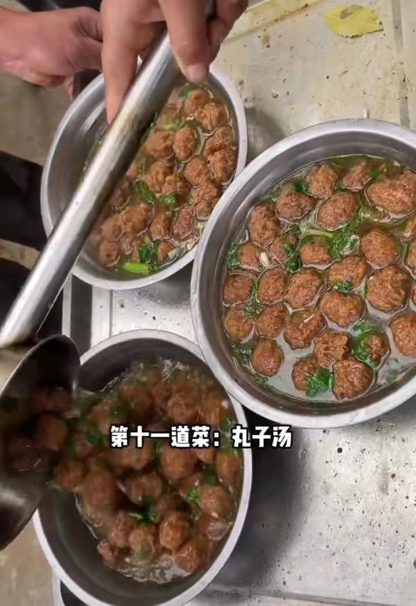 山東小夥專做農村大席17年,200塊10菜2湯,人稱大席小王子 山東小夥專做農村大席17年,200塊10菜2湯,人稱大席小王子