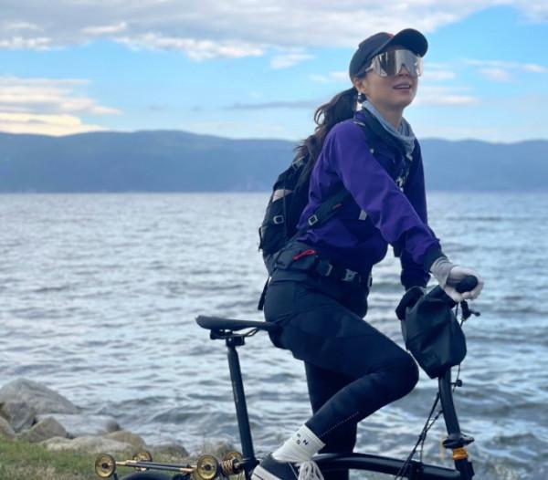 41歲張靜初健身影片曝光！小蠻腰肌肉臂好惹眼，腳底襪子卻有破洞