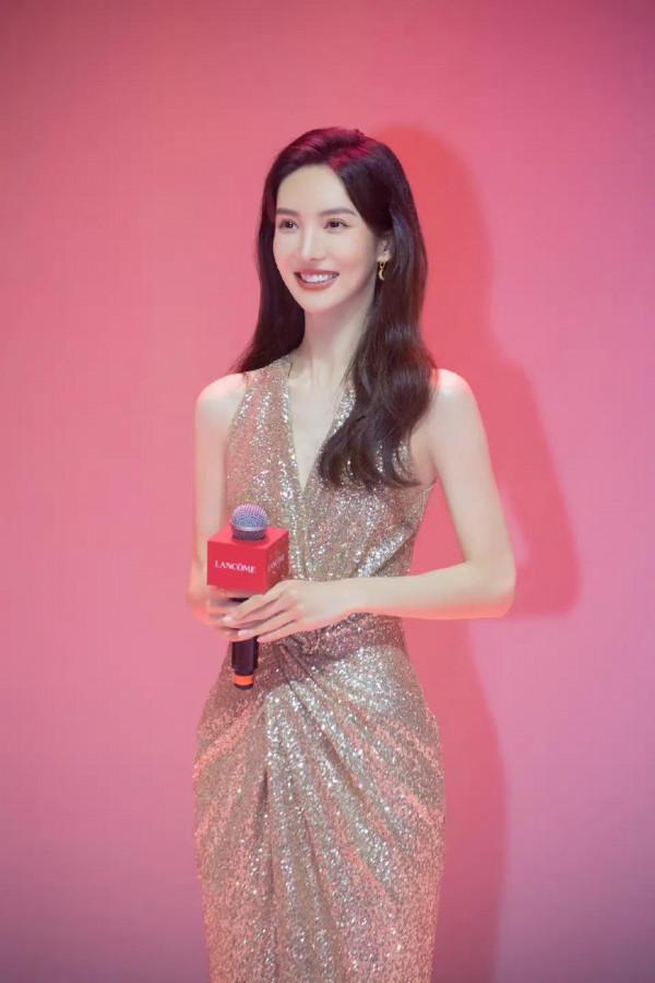 金晨身穿流蘇裙，一個被演員耽誤的喜劇人