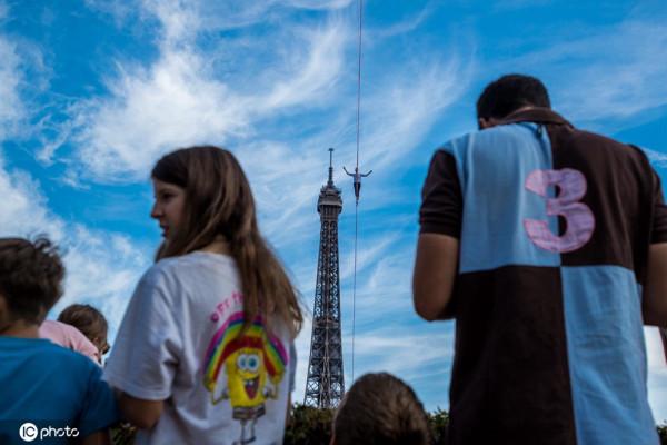 法國勇士埃菲爾鐵塔高空走扁帶 挑戰極限上演“空中芭蕾”