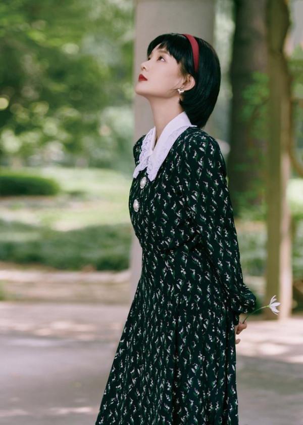 李一桐扮80年代女生,穿印花裙配短髮溫婉動人,好有年代感 李一桐扮80年代女生,穿印花裙配短髮溫婉動人,好有年代感