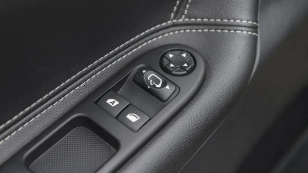 二手標緻 207CC:10萬塊不到讓你享受敞篷車的快樂 二手標緻 207CC:10萬塊不到讓你享受敞篷車的快樂