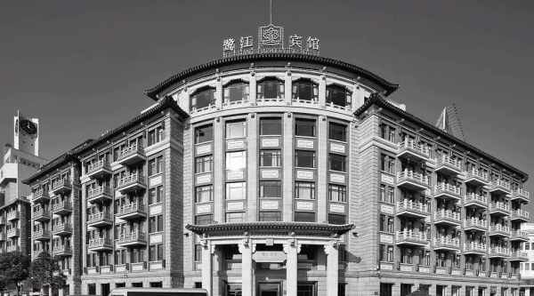 花3億在岩石中&quot;鑿&quot;出一個酒店，表面普通，內部卻大有乾坤