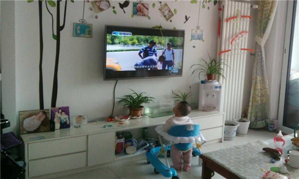 嬰幼兒能不能看電視？父母不妨照著國內外的研究成果做，錯不了