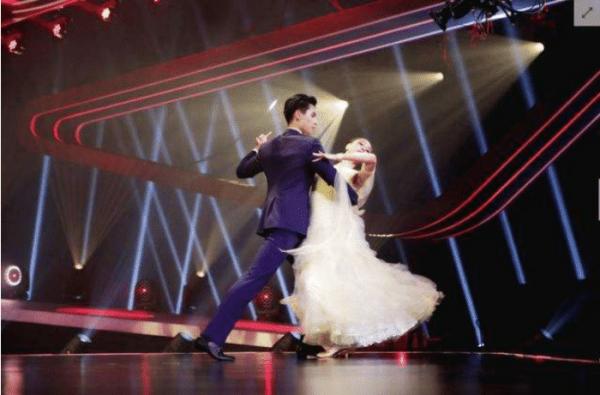 自以為又帥又紅,假唱連嘴巴都懶得張了,自己紅不紅心裡沒數嗎? 自以為又帥又紅,假唱連嘴巴都懶得張了,自己紅不紅心裡沒數嗎?