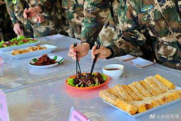 “舌尖”上的部隊伙食，兵哥哥的廚藝堪比大飯店，一看就是專業的