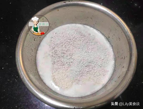 夏天，這蒸糕常做給家人吃，一拌一蒸，爽滑筋道香甜，營養不上火