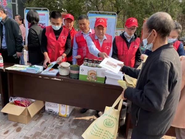 中國好人、科技特派員、蘑菇大王丁倫保參加科技“三下鄉”活動