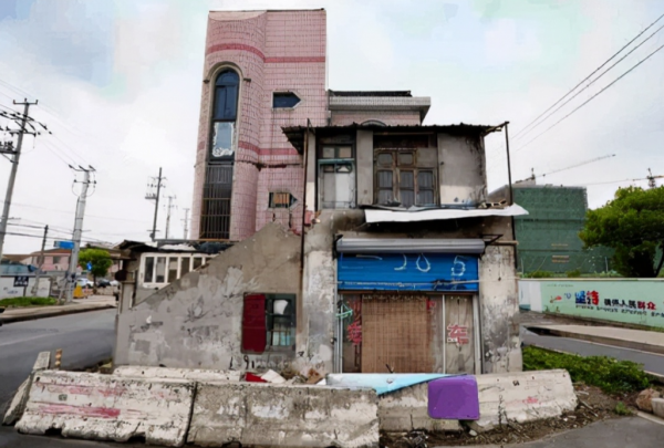 上海馬路上的&OpenCurlyDoubleQuote;豪宅&rdquo;：要6套房加1億才肯拆，14年後搬走，沒多賺