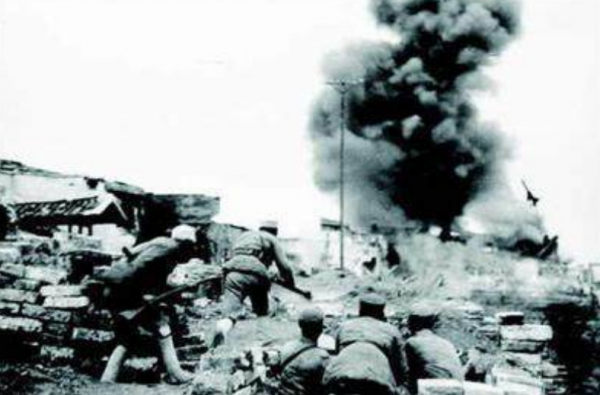 1944年“猛張飛”接到突圍命令，沉默一會後：不，我還有60發子彈