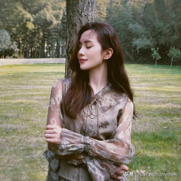 劉詩詩日常穿搭，經典又耐看，春天照著穿就很有範兒