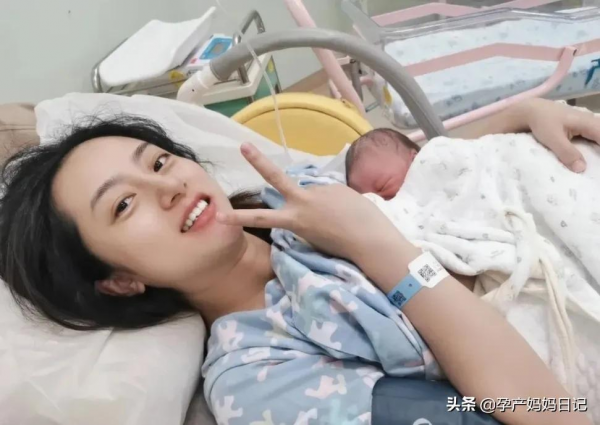 寶寶生出胎盤娩出縫針結束,鴨子穿著防護服端著一碗蛋湯進來了② 寶寶生出胎盤娩出縫針結束,鴨子穿著防護服端著一碗蛋湯進來了②