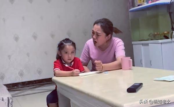 安徽一小女孩火了,哭著對媽說要爸爸教寫作業,網友:知道後果嗎 安徽一小女孩火了,哭著對媽說要爸爸教寫作業,網友:知道後果嗎