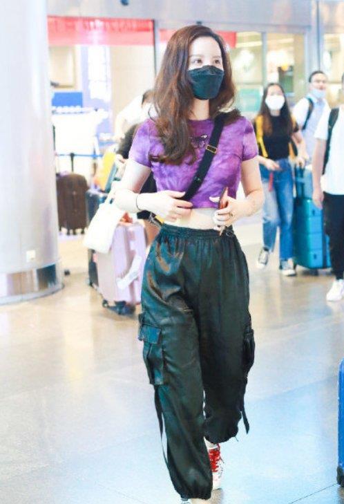 張萌穿著一襲深藍魚尾長裙,宛如迪士尼“在逃公主” 張萌穿著一襲深藍魚尾長裙,宛如迪士尼“在逃公主”