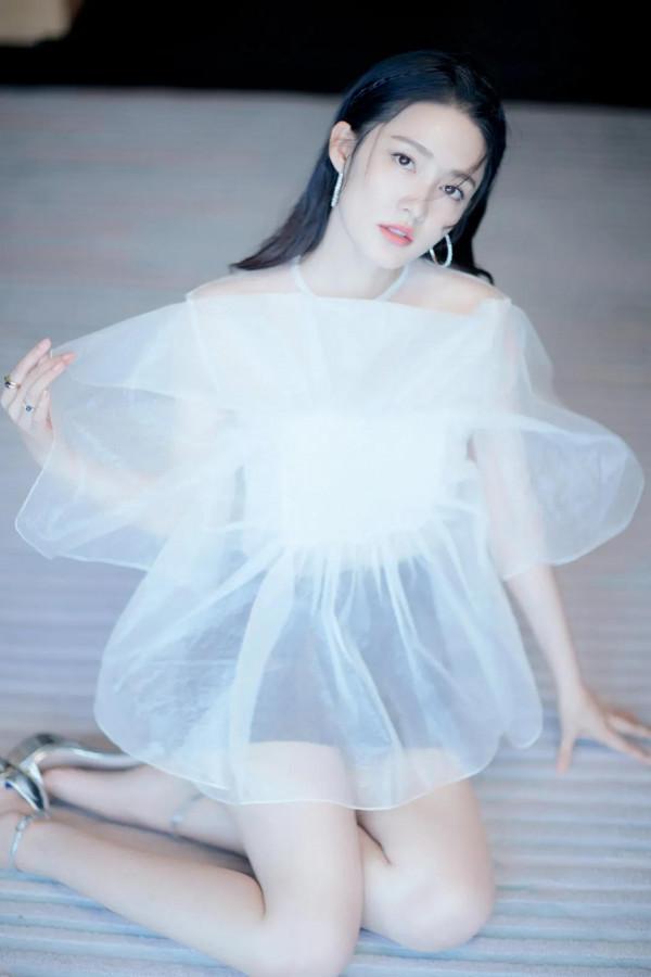 李沁年度最佳女神照，肌膚滑嫩，身材修長，美不勝收