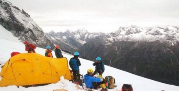 1998年，一對夫妻登珠峰，妻子不幸倒下被棄，絕望大喊：別拋棄我