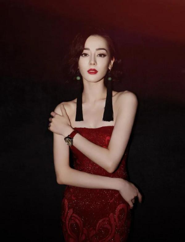 2021迪麗熱巴紅毯造型，突破自己美不停