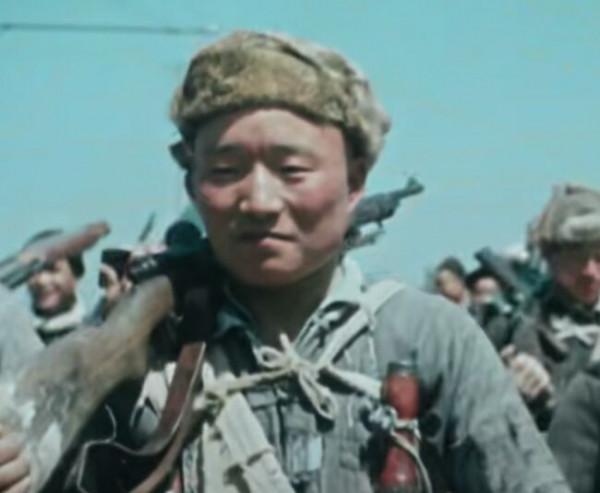 明月夜，降落傘掉入民宅。男女老少齊上陣，空降匪特插翅難飛