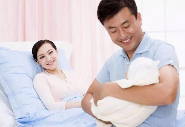 抱娃抱得手臂痛？辦法來了