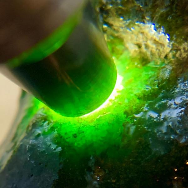 莫灣基料子完整規矩,油性十足,壓燈種老吸光冰感十足 莫灣基料子完整規矩,油性十足,壓燈種老吸光冰感十足