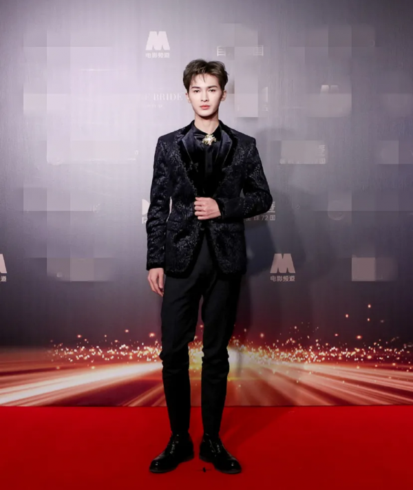 又來電影節紅毯，景甜黑白配帥瘋了，兩位娘娘差距大，劉燁好敢啊