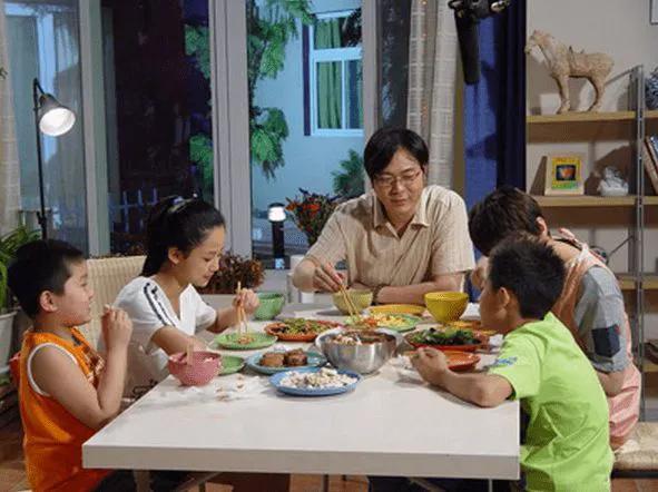 《家有兒女》劉星家到底有多有錢?每天喝高樂高,化妝品價格不菲 《家有兒女》劉星家到底有多有錢?每天喝高樂高,化妝品價格不菲