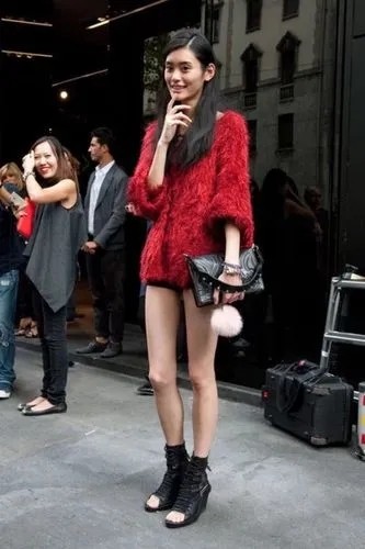 奚夢瑤攜兒子上早課，穿紋理毛衣時髦耐看，身高比例太出挑