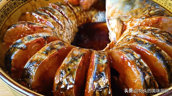 把一條魚放進電飯鍋裡，不加一滴水，出鍋太香了，肉嫩味道香