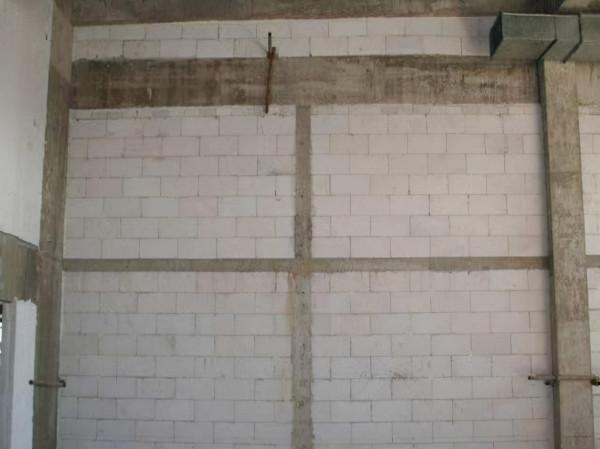 你家農村還用紅磚壘牆嗎？浪費，如今流行加氣磚，冬暖夏涼還抗震