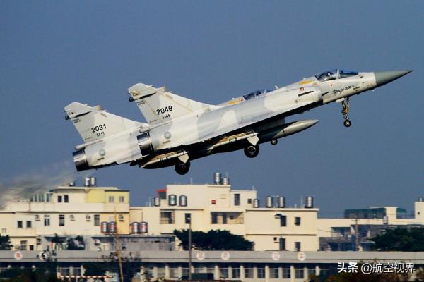 解放軍24架殲16，戰巡臺島西南空域，臺島自尋煩惱，戰機冒煙降落