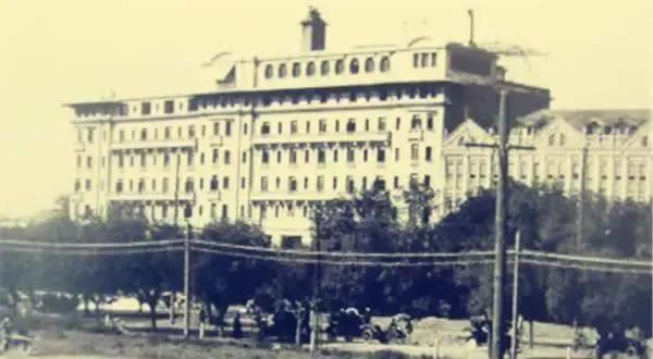 國慶10週年國宴時，在宴會廳的天花板上面藏了50多人，他們是誰