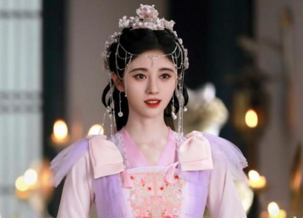 同樣頭飾繁瑣，為何她能做到豔而不俗、動而不亂？