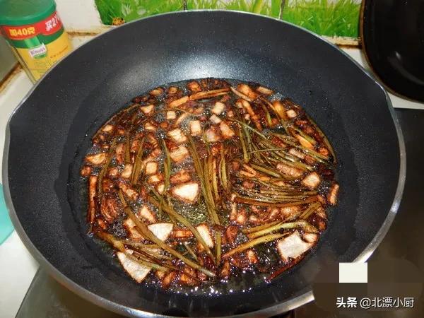 調餃子餡，牢記&OpenCurlyDoubleQuote;4放2不放&rdquo;，保證油潤多汁，鮮嫩可口