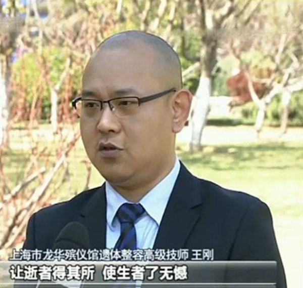 19歲消防戰士火場犧牲，僅剩3塊骨頭，入殮師憑照片“找回”英雄