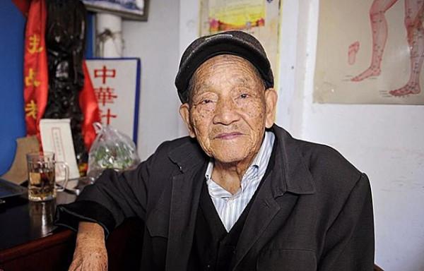 抗戰老兵61歲生下一子，年近百歲兒子卻欠錢失聯，身陷被催債困境