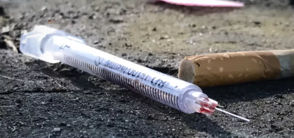 溫哥華市中心女子被髒針扎傷腿 男子突入球場瘋狂捅人 溫哥華市中心女子被髒針扎傷腿 男子突入球場瘋狂捅人