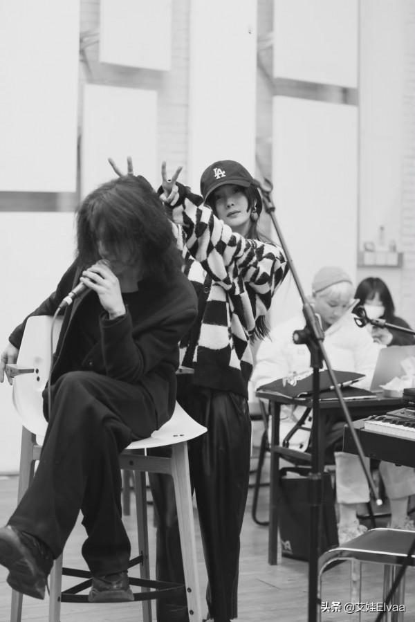 楊冪探班華晨宇演唱會，穿黑白衫配露臍裝變迷妹，華晨宇長髮搶鏡