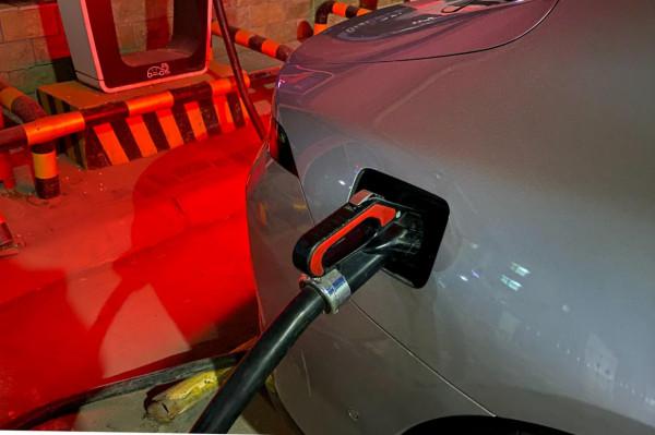 一公里不到四毛錢 小鵬P7四驅高效能版電耗測試